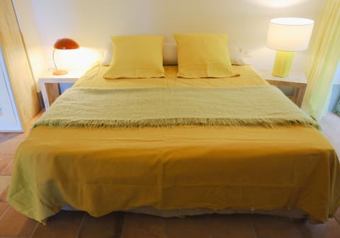Le Mas du Lac Bed and Breakfast in Uzes