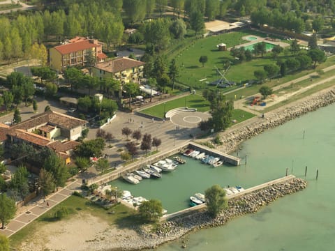 Day, Neighbourhood, Natural landscape, Bird's eye view, Beach, Lake view