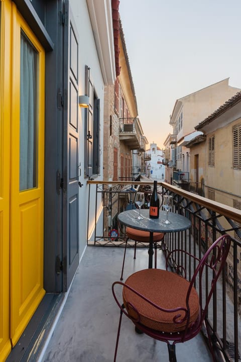 Property building, View (from property/room), Balcony/Terrace, Street view