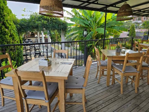 Restaurant/places to eat, Garden, Garden view