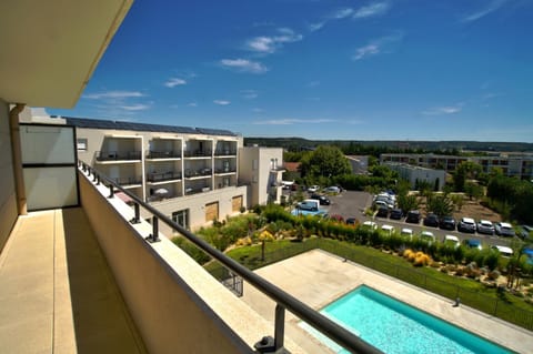 Pool view, Parking