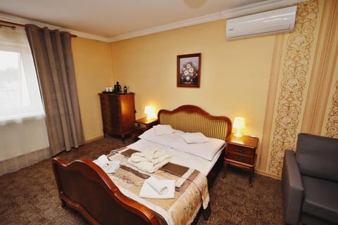 Bed, Living room, Bedroom, towels, air conditioner