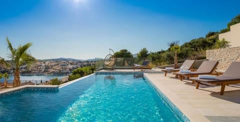 Luxury Villa White Pearl with Pool Villa in Okrug Gornji