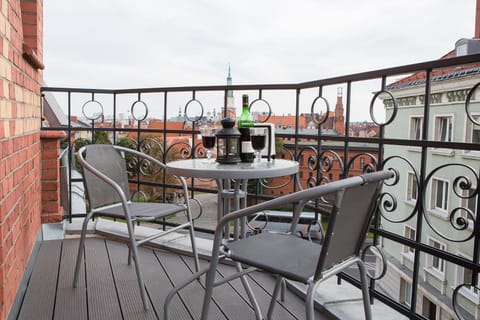 Balcony/Terrace, Seating area, City view, Landmark view