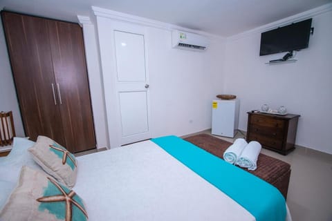 Bed, TV and multimedia, Bedroom