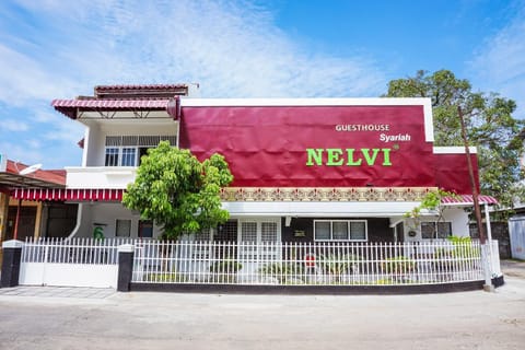 OYO 433 Nelvi Guest House Syariah Hotel in Padang