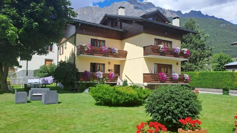 Property building, Garden, Garden view