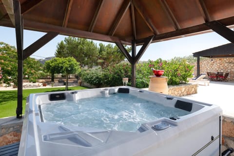 Garden, Hot Tub, Garden view