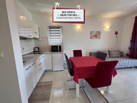 Kitchen or kitchenette, Seating area, kitchen