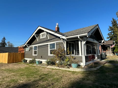 Cozy Home Conveniently Located with King Bed House in Tacoma