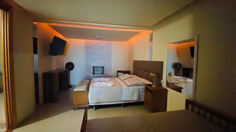 Bed, TV and multimedia, Photo of the whole room, Bedroom