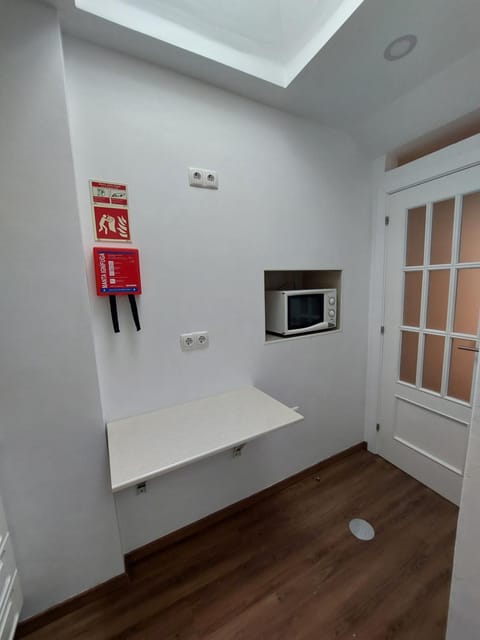 Kitchen or kitchenette, minibar