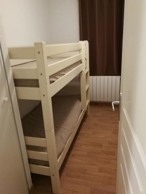 Bedroom, bunk bed