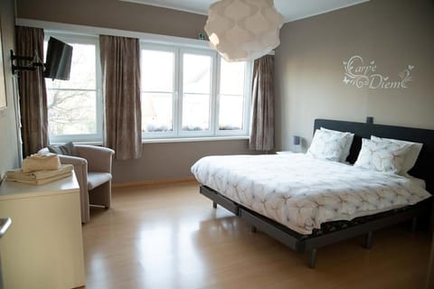 Bed, TV and multimedia, Photo of the whole room, Bedroom, towels