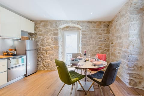 Kitchen or kitchenette, Dining area