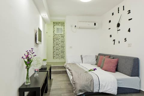 Stunning Studio By The Beach With Free Parking Condo in Tel Aviv-Yafo