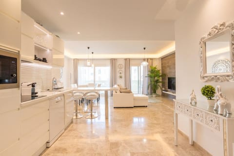 TV and multimedia, Kitchen or kitchenette, Living room, Lobby or reception, Lounge or bar, Dining area, dishwasher, stove