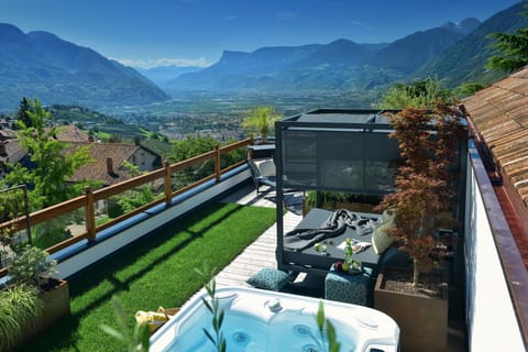 Hot Tub, View (from property/room), Balcony/Terrace, City view, Landmark view, Mountain view, Quiet street view