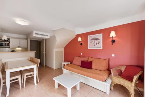 Bed, Kitchen or kitchenette, Living room, Dining area