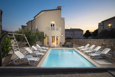 Property building, Swimming pool, sunbed