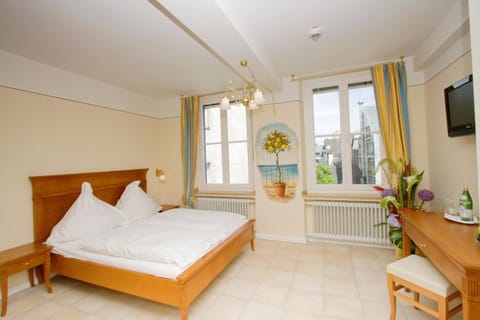 Bed, Photo of the whole room, Seating area