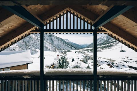 View (from property/room), Balcony/Terrace, Mountain view