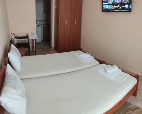 Bed, TV and multimedia, Bedroom