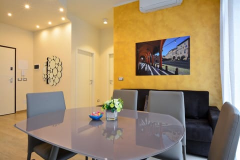 Living room, Lounge or bar, Seating area, Dining area
