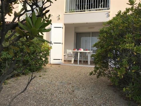 Magnifique T2 en bord de mer, 4 couchages, terrasse, parking, plage à pied, proche commerces et Aqualand - FR-1-81-56 Apartment in Le Barcarès