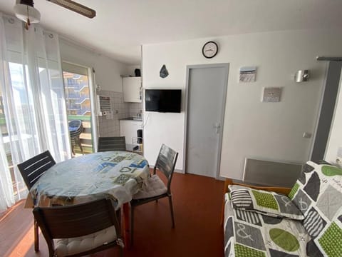 Studio Cabine 4 Pers avec Terrasse, Wifi, Piscine, à 2 Pas de la Plage - Parking Privé - FR-1-81-115 Apartment in Leucate