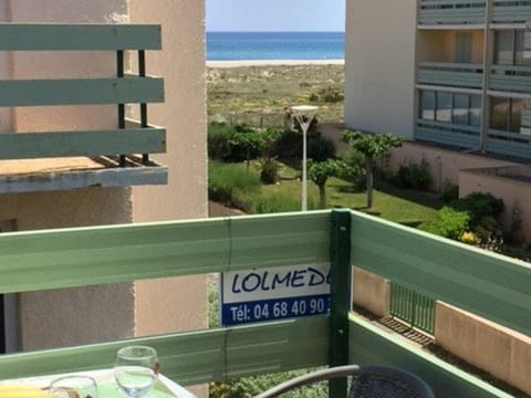 Studio Cabine 4 Pers avec Terrasse, Wifi, Piscine, à 2 Pas de la Plage - Parking Privé - FR-1-81-115 Apartment in Leucate