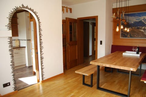 Living room, Decorative detail, Seating area, Dining area