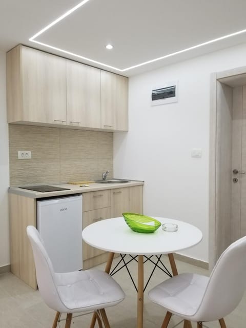 Kitchen or kitchenette, Seating area, Dining area