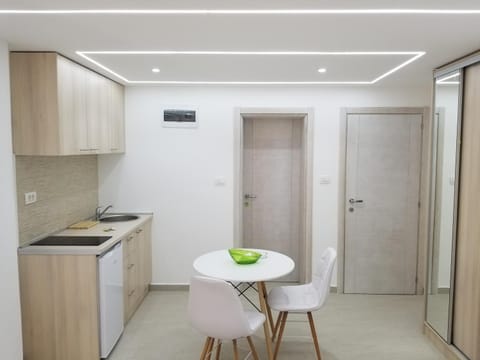 Kitchen or kitchenette, Seating area, Dining area