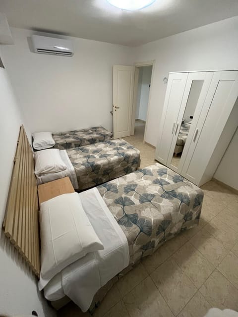 Photo of the whole room, Bedroom, wardrobe, air conditioner