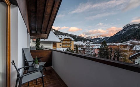 Balcony/Terrace, Mountain view