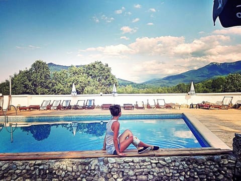 Day, Natural landscape, Mountain view, Pool view, Swimming pool, Swimming pool, group of guests, sunbed