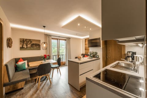 Coffee/tea facilities, Kitchen or kitchenette, Seating area, Dining area, stove