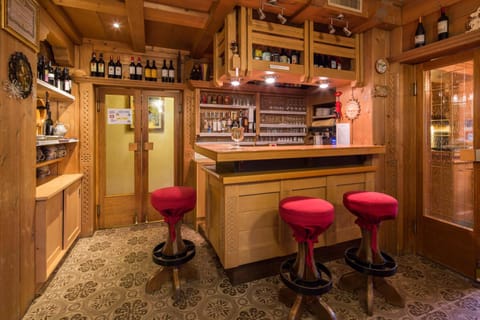 Lounge or bar, Drinks, Alcoholic drinks