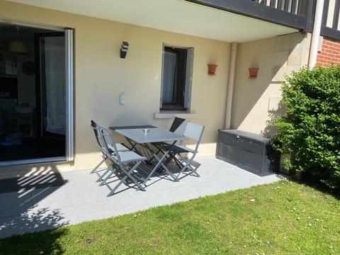 T2 jardinet, accès direct plage Appartement in Cabourg