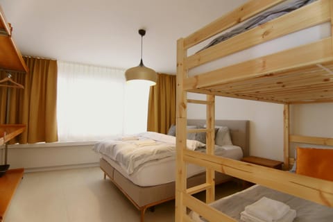 Bedroom, bunk bed