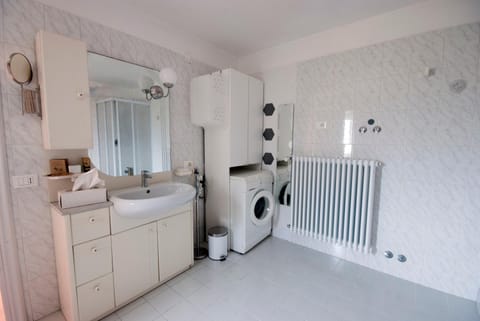 Bathroom, Photo of the whole room