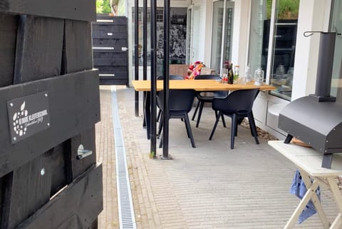 Facade/entrance, BBQ facilities, Balcony/Terrace