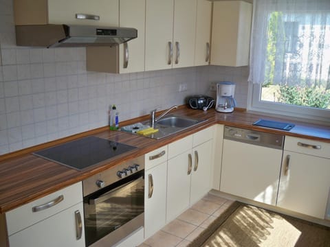 Kitchen or kitchenette, Food, pet friendly, stove