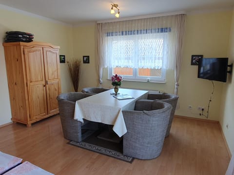 TV and multimedia, Living room, Seating area, Dining area, wardrobe