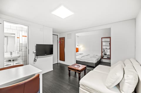 TV and multimedia, Living room, Photo of the whole room, Bedroom