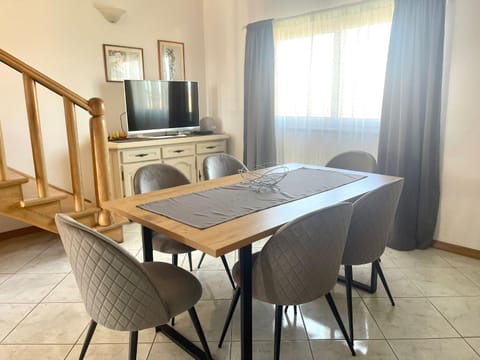 Communal lounge/ TV room, Living room, Seating area