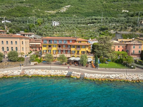 Property building, Bird's eye view, Garden view, Lake view, Landmark view