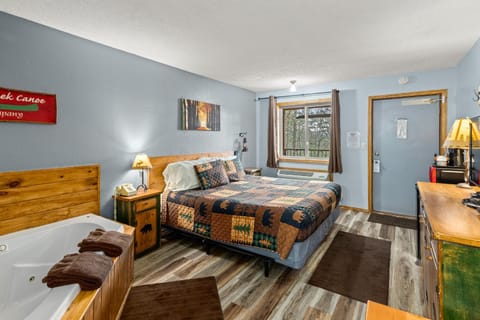 Bed, TV and multimedia, Photo of the whole room, Bedroom, hair dresser, towels