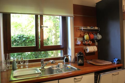 Coffee/tea facilities, Kitchen or kitchenette, Dining area, Breakfast